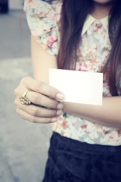 Mulher com cartão em branco — Fotografia de Stock