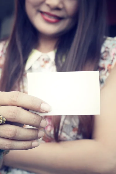 Woman with blank card — Stock Photo, Image