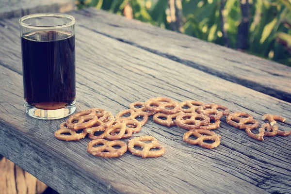 Biscoitos pretzels com café quente — Fotografia de Stock