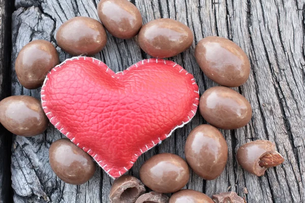 Amêndoas de chocolate com coração — Fotografia de Stock