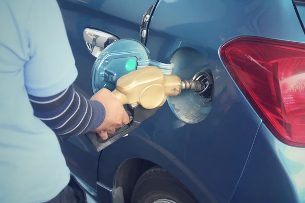 Hand betankt Auto mit Kraftstoff. — Stockfoto