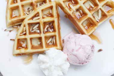 Belçika waffle dondurma ile 