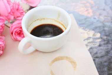 Gül ile kahve lekesi