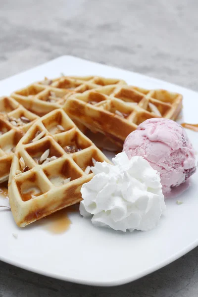 Belgium waffles with ice cream — Stock Photo, Image