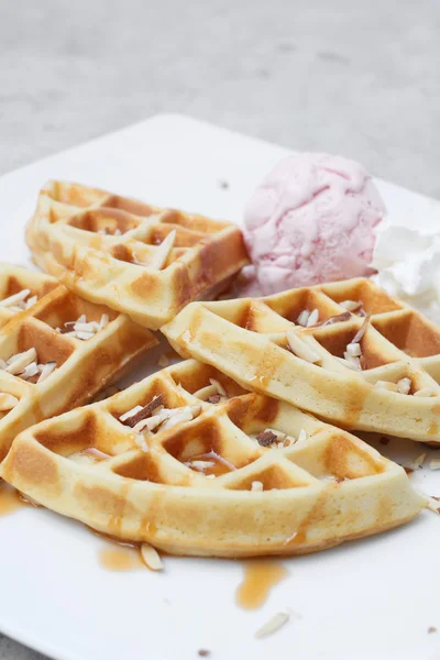 Belgium waffles with ice cream — Stock Photo, Image