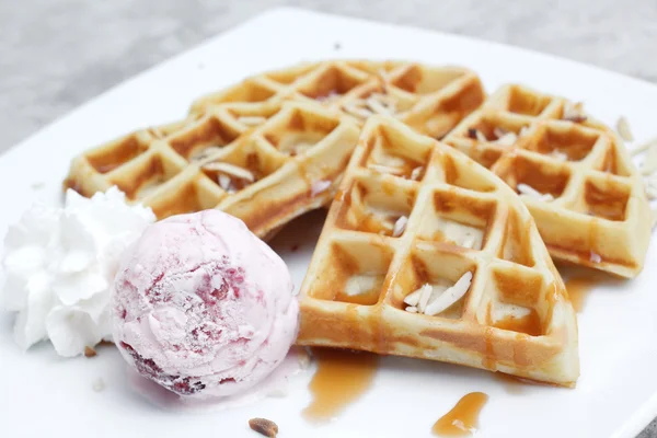 Belgium waffles with ice cream — Stock Photo, Image