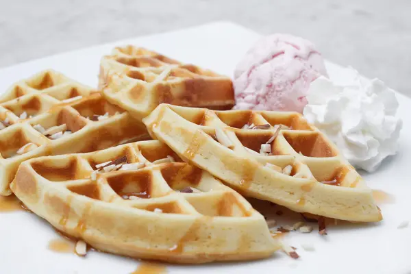 Belçika waffle dondurma ile 