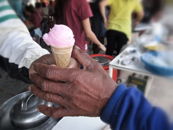 Конус мороженого — стоковое фото