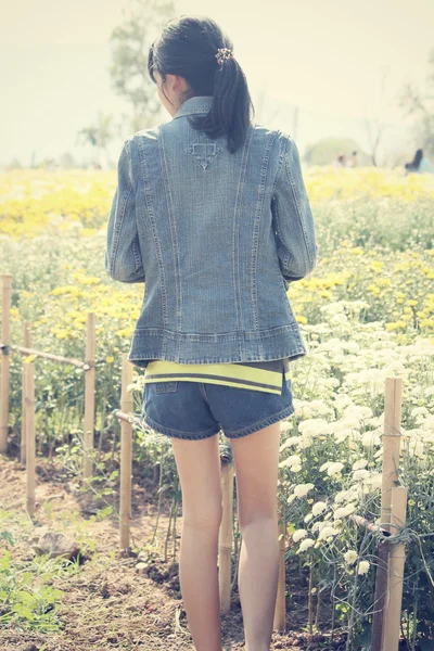 Mujer con flores —  Fotos de Stock