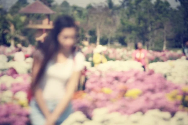 Mujer con flores — Foto de Stock