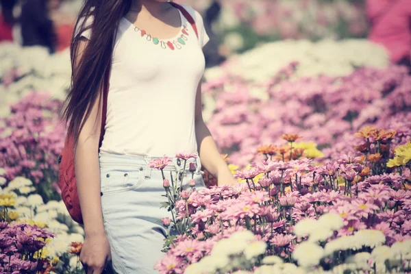 Mulher com flores — Fotografia de Stock