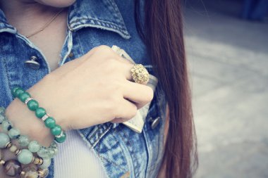 Doları kot ceketli olan kadın