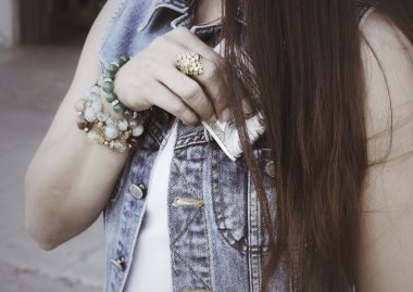 Doları kot ceketli olan kadın