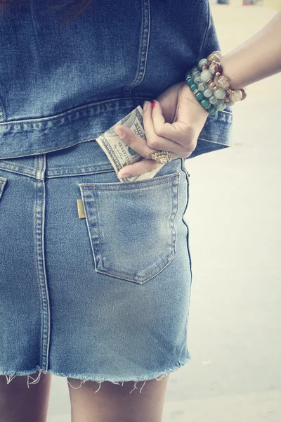 Kot pantolon cebinde Doları kadınla — Stok fotoğraf