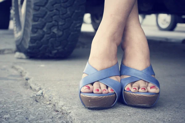 Γυναίκα τα πόδια με παπούτσια υψηλής φτέρνα και αυτοκίνητο — Φωτογραφία Αρχείου
