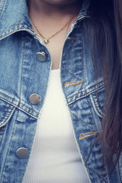 Mulher com casaco de jeans — Fotografia de Stock