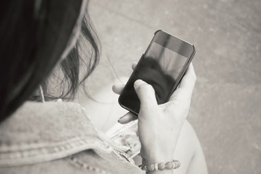 Doları ile akıllı telefon kullanan kadın