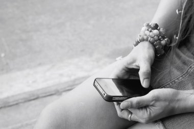 Akıllı telefon kullanan kadın