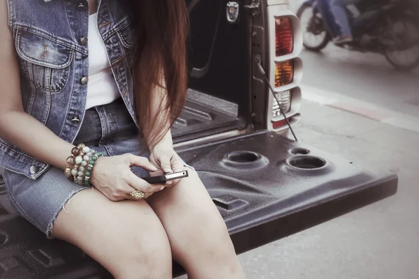 Mujer usando teléfono inteligente en camión —  Fotos de Stock