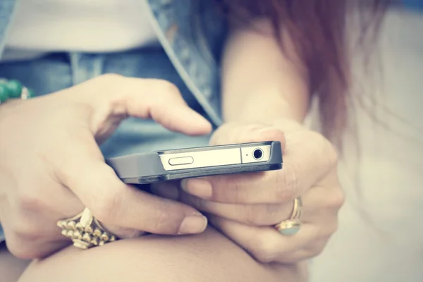 Woman using smart phone — Stock Photo, Image