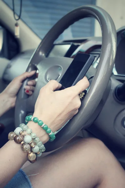 Mujer usando el teléfono inteligente en el coche . —  Fotos de Stock