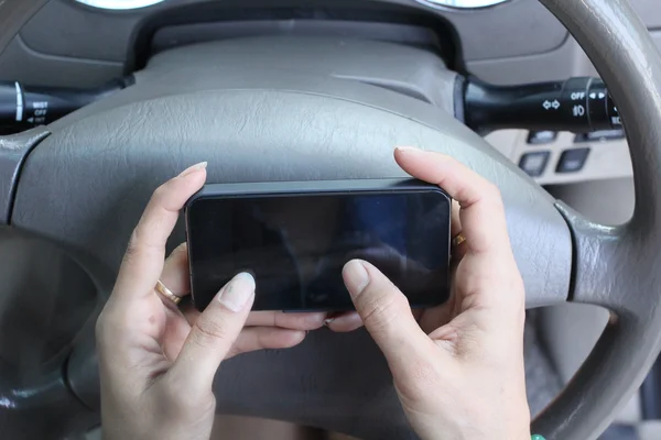 Frau benutzt Smartphone im Auto. — Stockfoto