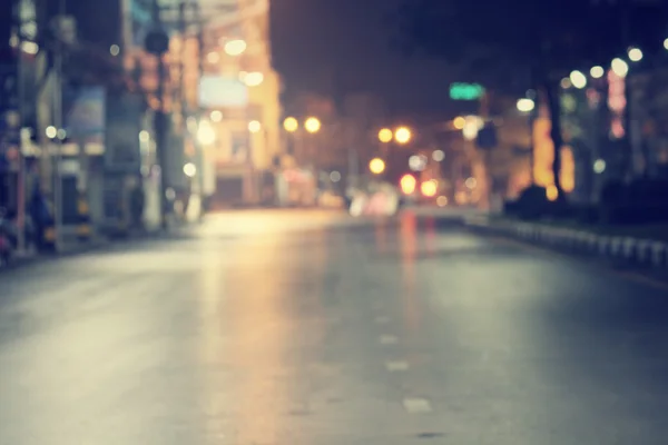 Sfocato di strada in città di notte — Foto Stock
