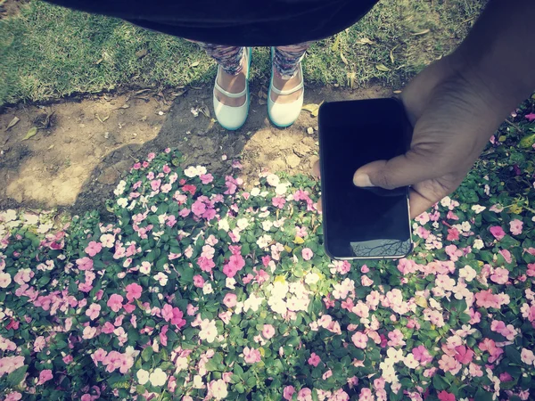 Mujer tomar una foto wiht teléfono inteligente — Foto de Stock