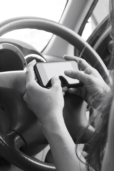 Donna che utilizza lo smart phone in auto . — Foto Stock