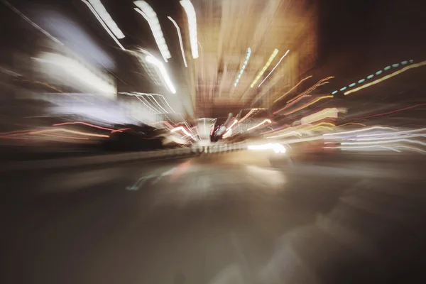 Offuscata di auto in città di notte — Foto Stock