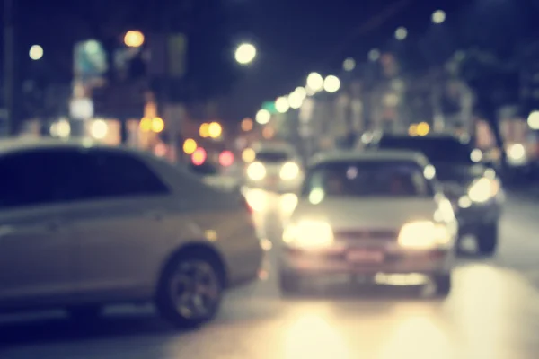Suddig av bil i staden på natten — Stockfoto