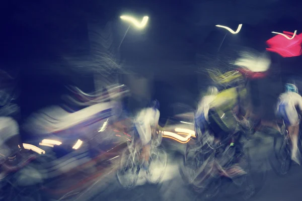 在晚上的运动自行车模糊 — 图库照片