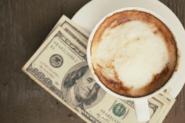 热咖啡与美元 — 图库照片