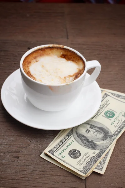 달러와 뜨거운 커피 — 스톡 사진