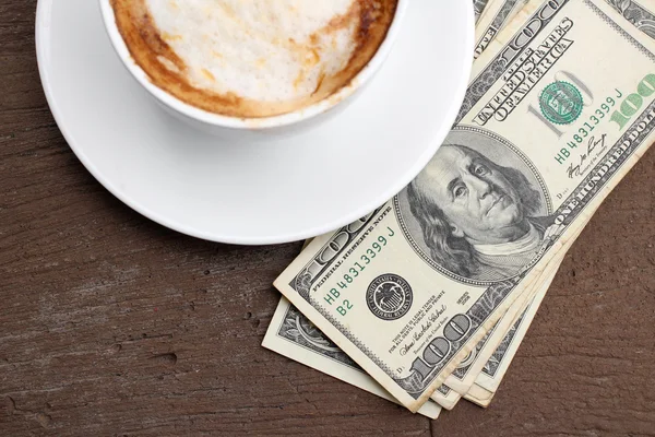 달러와 뜨거운 커피 — 스톡 사진