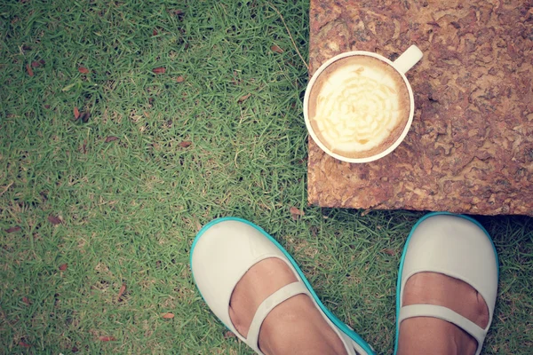 Heißer Kaffee und Schuhe — Stockfoto