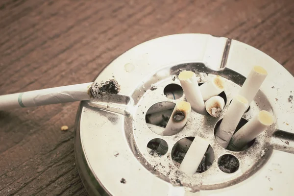 Cigarrillo con cenicero — Foto de Stock