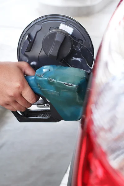Mão enchendo o carro com combustível . — Fotografia de Stock