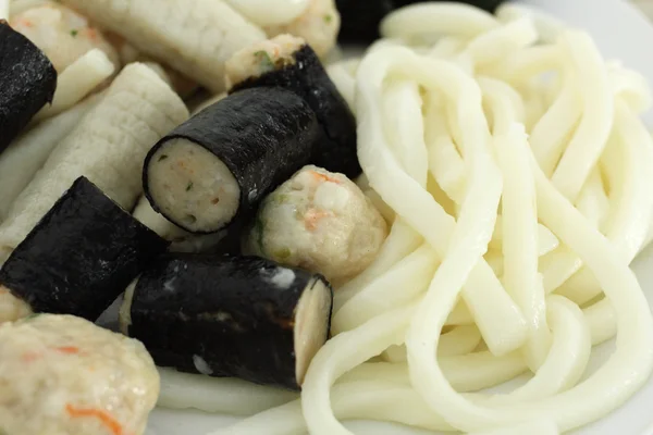 Udon med tång — Stockfoto