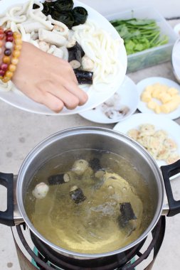 Sukiyaki pot üzerinde