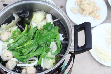 Sukiyaki pot üzerinde