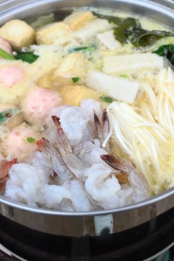 Sukiyaki pot üzerinde