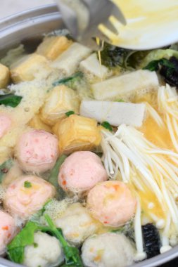 Sukiyaki pot üzerinde