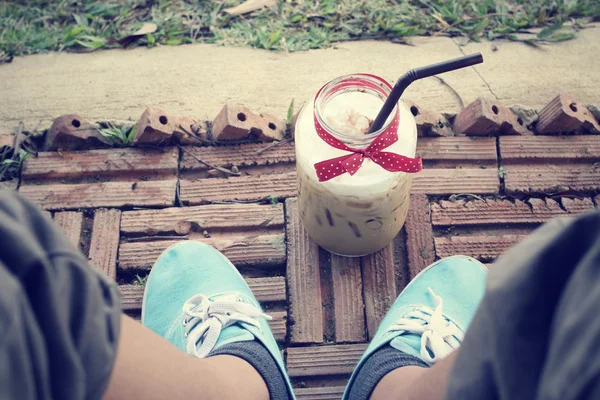 Eiskaffee mit Turnschuhen — Stockfoto