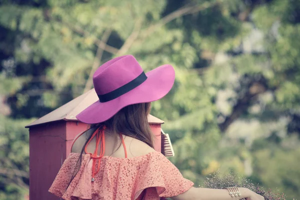 Happy woman with hat on summer — Stock Photo, Image