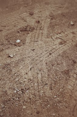 Topraktaki tekerlek izleri.