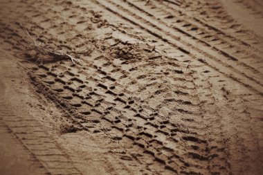 Topraktaki tekerlek izleri.