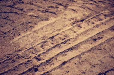 Topraktaki tekerlek izleri.