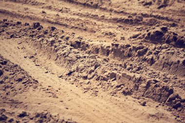 Topraktaki tekerlek izleri.