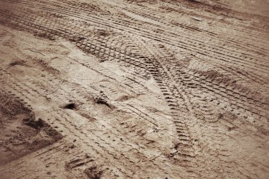 Topraktaki tekerlek izleri.